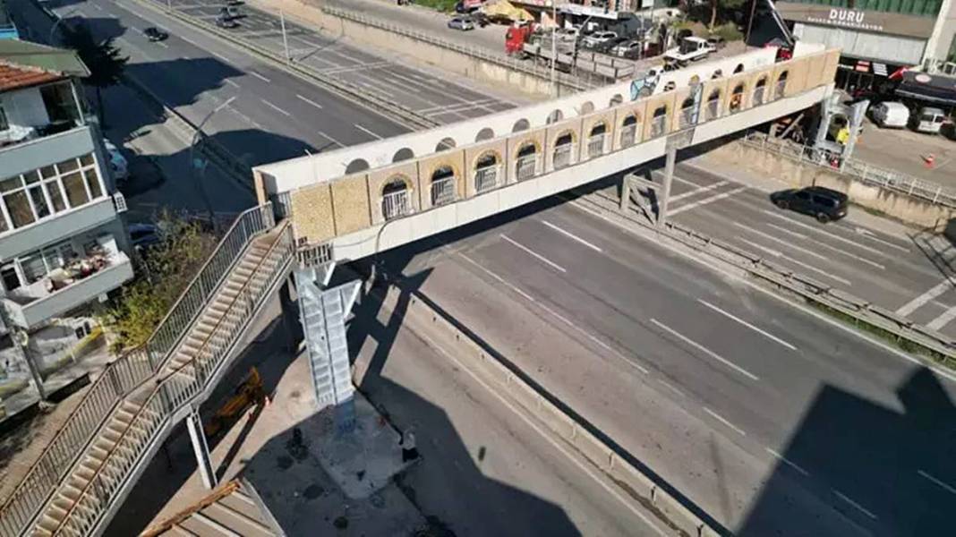 Evinin salonu görününce üst geçidi yıktırdı! 13